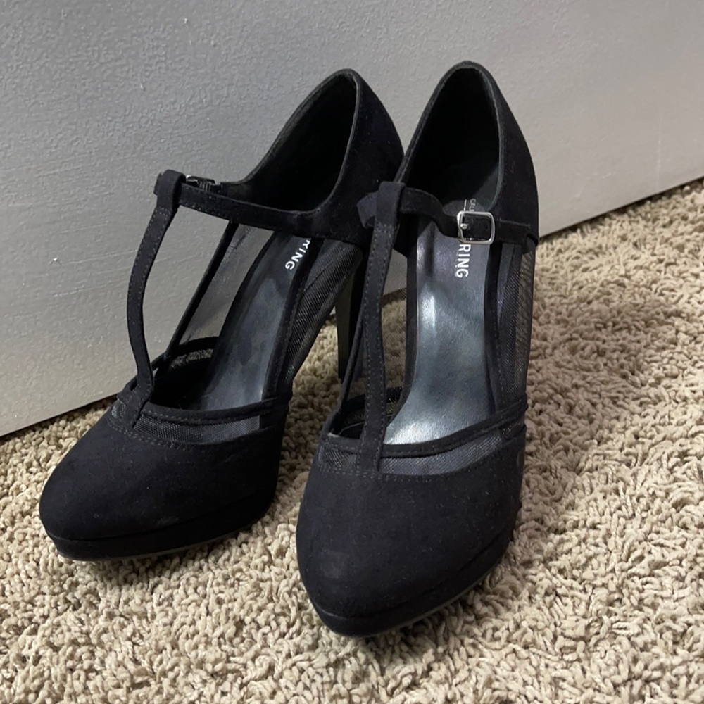 Black straps heels with mesh